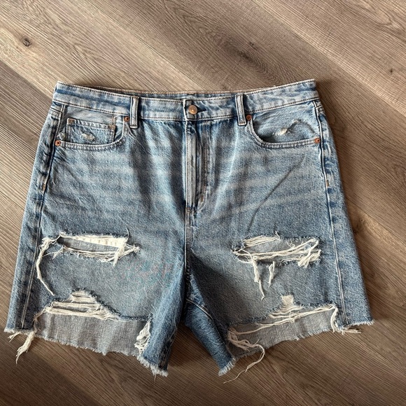 American Eagle women’s light blue distressed “baggy mom short” size 14 - Picture 2 of 9